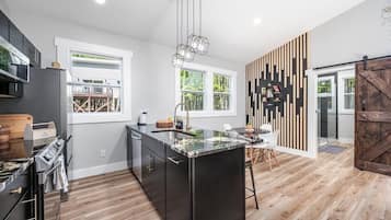 Een koelkast, een microgolfoven, een oven, een kookplaat