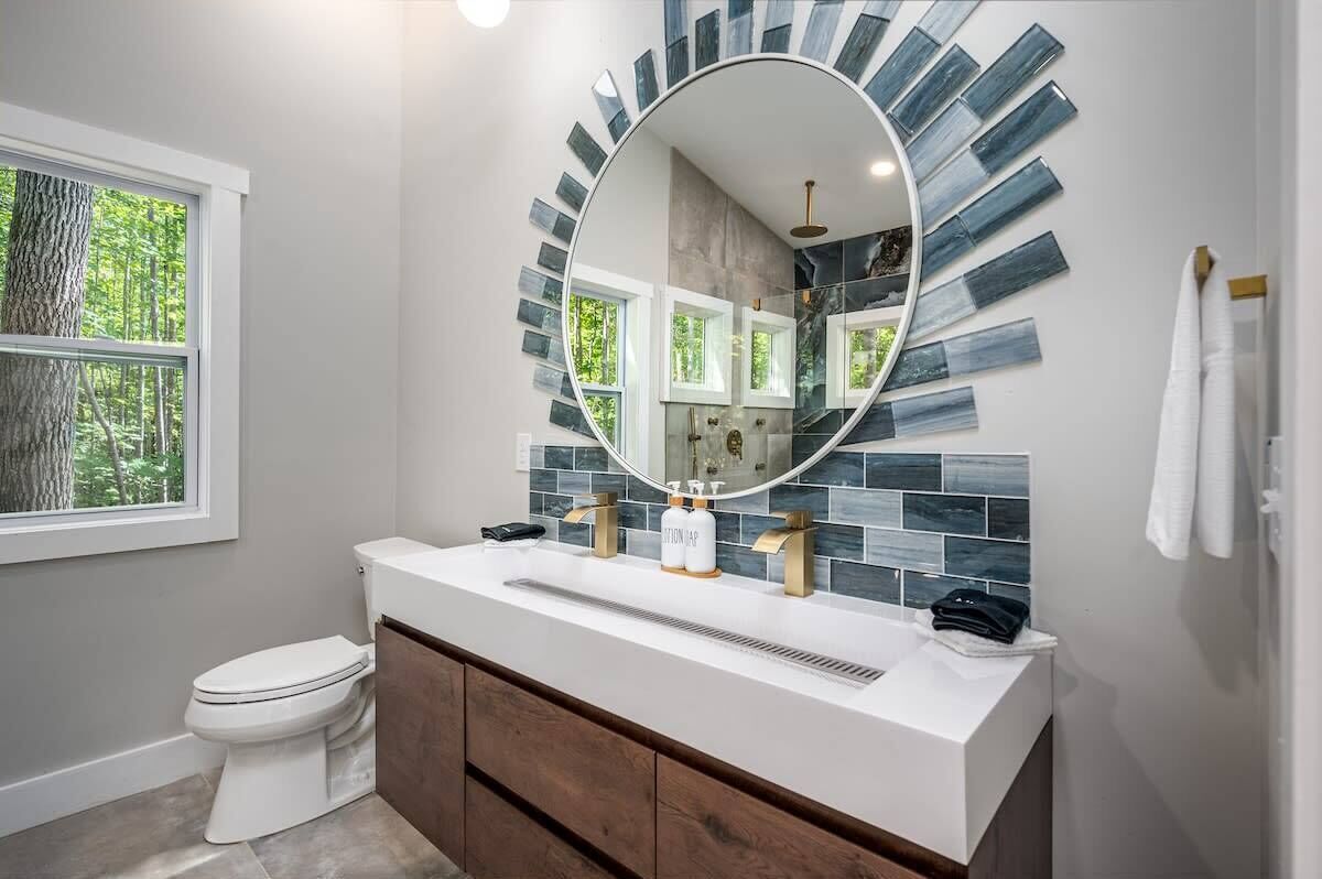 Chuveiro, secador de cabelo, toalhas de banho 