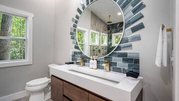 Chuveiro, secador de cabelo, toalhas de banho