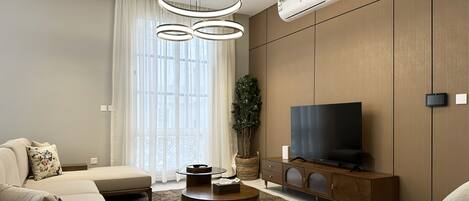 디자인 아파트, 침실 2개 | 거실 공간 | 케이블 채널 시청이 가능한 55인치 스마트 TV