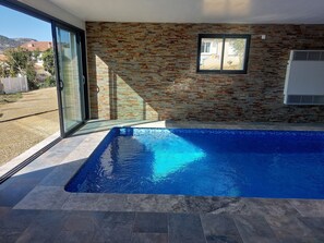 Una piscina cubierta, una piscina climatizada