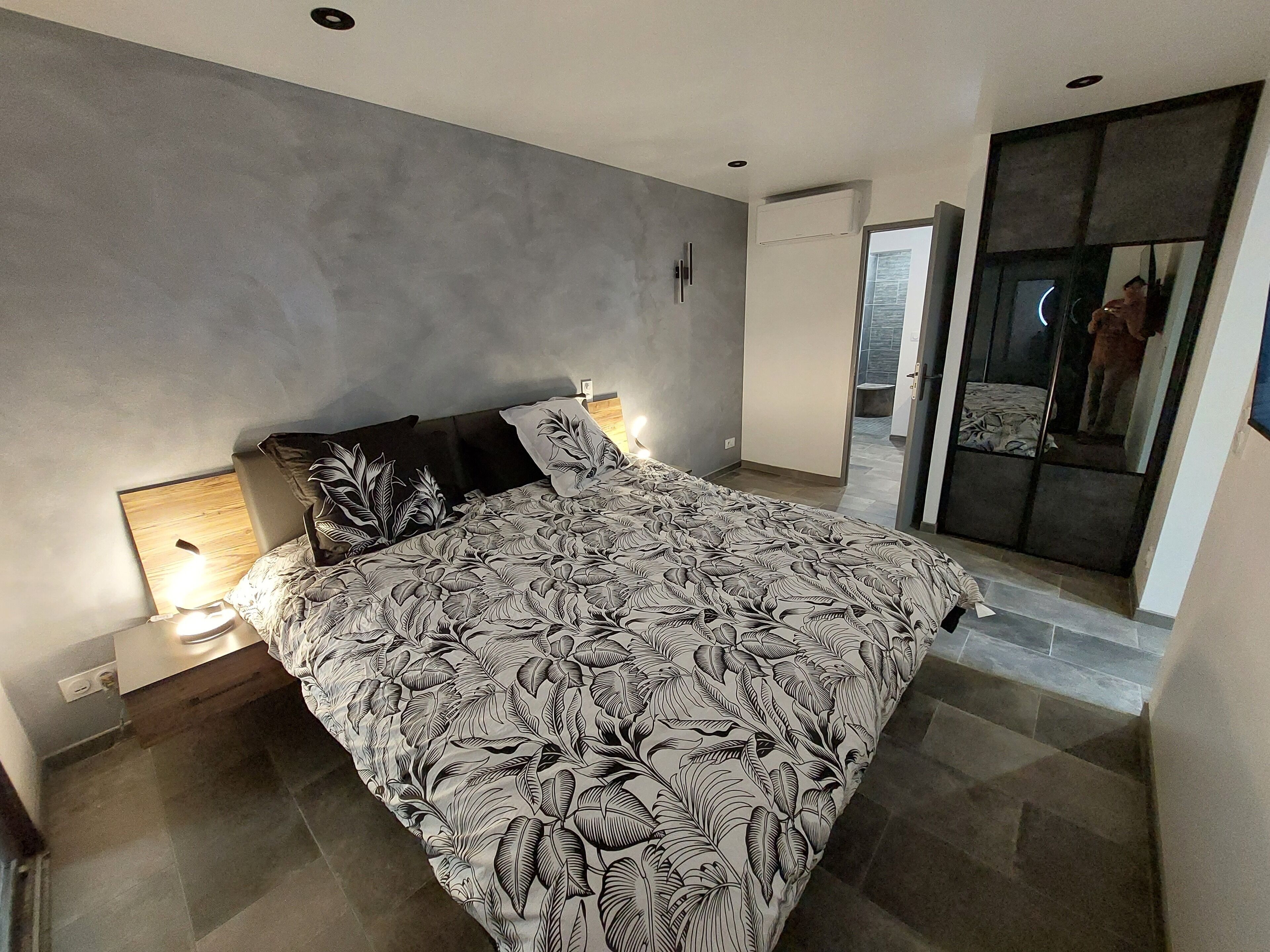 1 Schlafzimmer, Zimmersafe, Schreibtisch, Bügeleisen/Bügelbrett