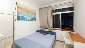 A bedroom with a bed, a desk, and a window. - KITE & SURF NOMAD HOUSE (Las Palmas de Gran Canaria)