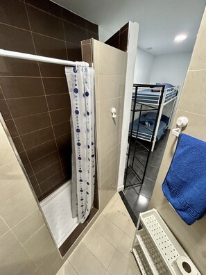 Basic-Zimmer | Badezimmer | Kostenlose Toilettenartikel, Haartrockner