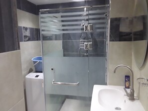 Appartement | Salle de bain | Baignoire et douche séparées, baignoire profonde, serviettes fournies