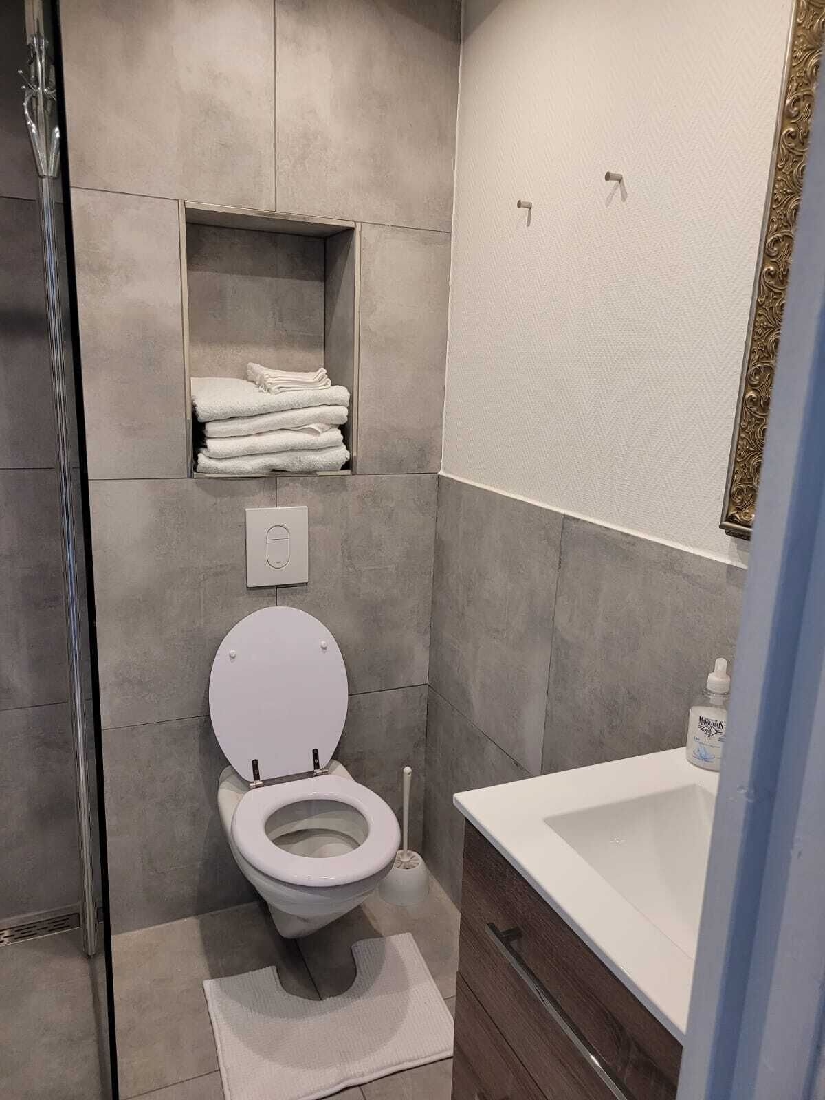 Douche, serviettes fournies, savon, papier toilette