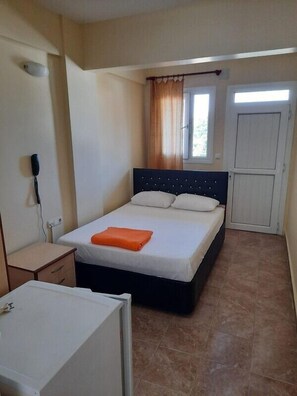 Desk, laptop workspace, free WiFi, bed sheets - Yunus Hotel & Bungalow (Arsuz)