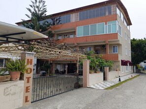 Front of property - Yunus Hotel & Bungalow (Arsuz)
