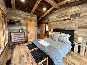 7 bedrooms, desk, WiFi, bed sheets