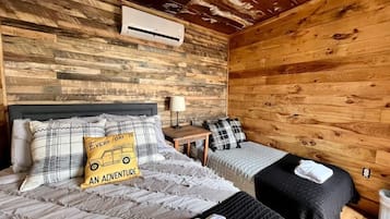7 bedrooms, desk, WiFi, bed sheets