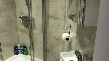 Studio | Bathroom | Shower, towels