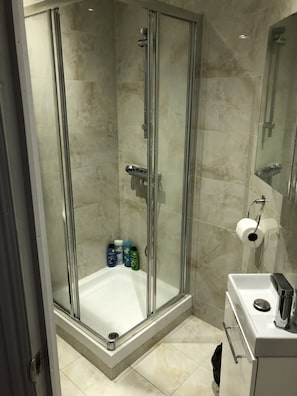 Studio | Bathroom | Shower, towels