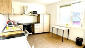 Kjøleskap, mikrobølgeovn, ovn og oppvaskmaskin