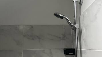 Een douche, een haardroger, handdoeken, zeep