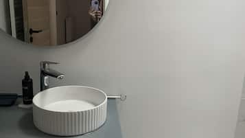 Chuveiro, secador de cabelo, toalhas de banho, sabonete