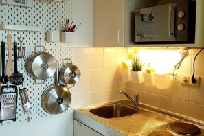 雪櫃、爐具、電熱水壺、多士爐