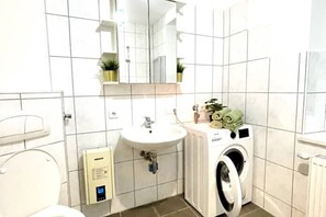 Shower, towels, soap, toilet paper - Ferienwohnung für 4 Personen (Fürth)