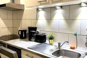 Fridge, microwave, oven, stovetop - Ferienwohnung für 4 Personen (Fürth)