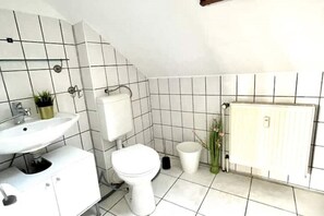 Serviettes fournies, savon, papier toilette