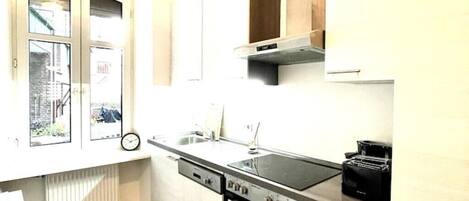 ثلاجة، ميكروويف، فرن، موقد طهي مسطح