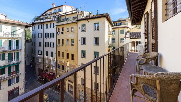 Superior Apartment | Balcony - Ponte Vecchio 3 bedrooms by Mmega (Florence)