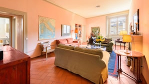 Superior Apartment | Living area - Ponte Vecchio 3 bedrooms by Mmega (Florence)