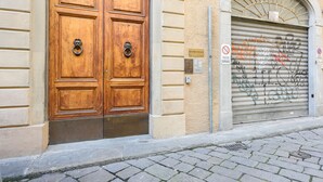 Front of property - Ponte Vecchio 3 bedrooms by Mmega (Florence)