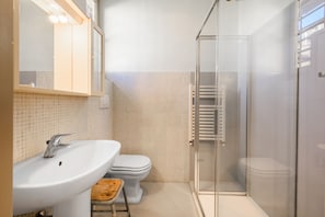 Apartamento superior | Banheiro | Chuveiro, secador de cabelo, bidê, toalhas de banho
