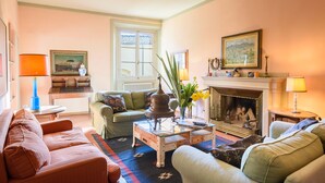Superior Apartment | Living area - Ponte Vecchio 3 bedrooms by Mmega (Florence)