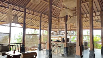 Bar (trong khuôn viên)