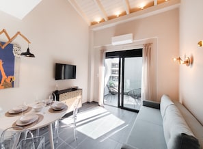Gallery-Maisonette | Wohnbereich | 43-Zoll-Smart-TV mit Digitalempfang, Netflix, Streaming-Dienste