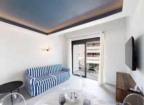 精品复式 | 起居区 | 43-英寸智能电视(配备数码频道)、Netflix、流媒体服务