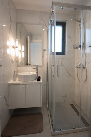 ラグジュアリー デュープレックス | バスルーム | シャワー、水圧マッサージシャワー、ヘアドライヤー、タオル