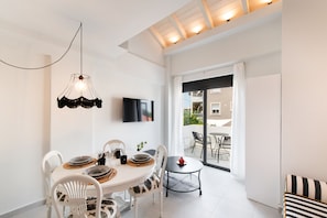 城市复式 | 起居区 | 43-英寸智能电视(配备数码频道)、Netflix、流媒体服务