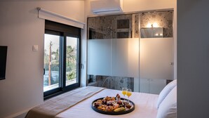 A hotel room with a bed, breakfast tray, and a view through a window. - Gateway in Lefkada (Lefkada)