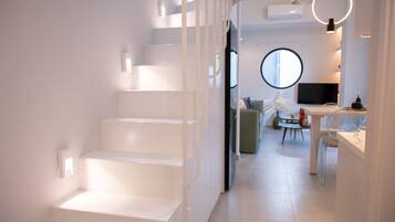Appartement Duplex Luxe | Coin séjour | TV connectée de 43 pouces avec chaînes numériques, Netflix