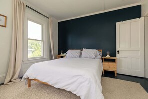 2 bedrooms, travel cot, WiFi, bed sheets