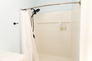 Shower, hair dryer, towels - Updated 2BR, 5min/NWMC, 5min/Dwntwn, Prvt Parking (Saint Albans City)