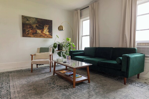 TV - Updated 2BR, 5min/NWMC, 5min/Dwntwn, Prvt Parking (Saint Albans City)