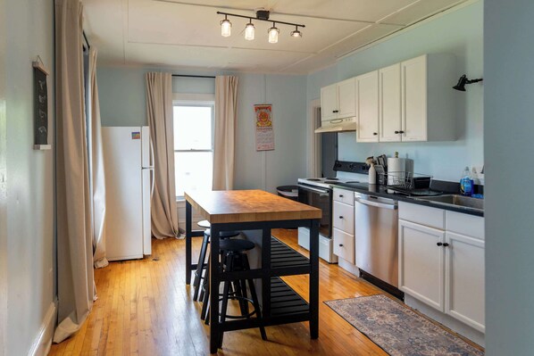 Fridge, microwave, oven, stovetop