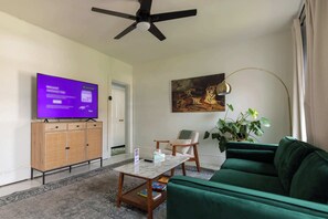 TV - Updated 2BR, 5min/NWMC, 5min/Dwntwn, Prvt Parking (Saint Albans City)