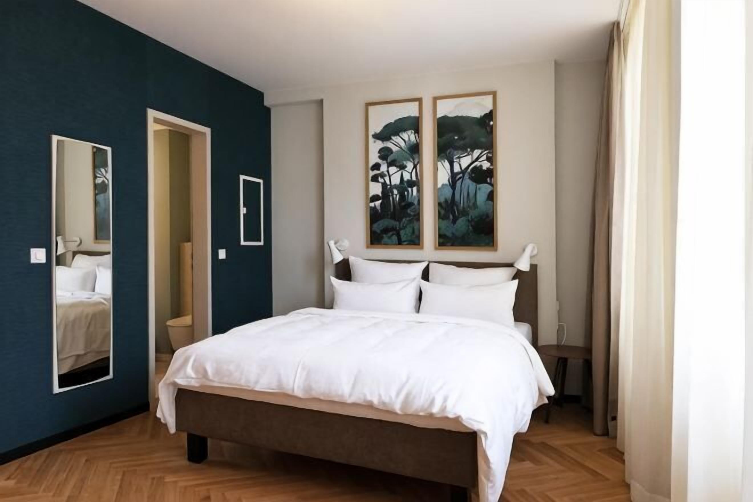 Premium bedding, in-room safe, desk, laptop workspace