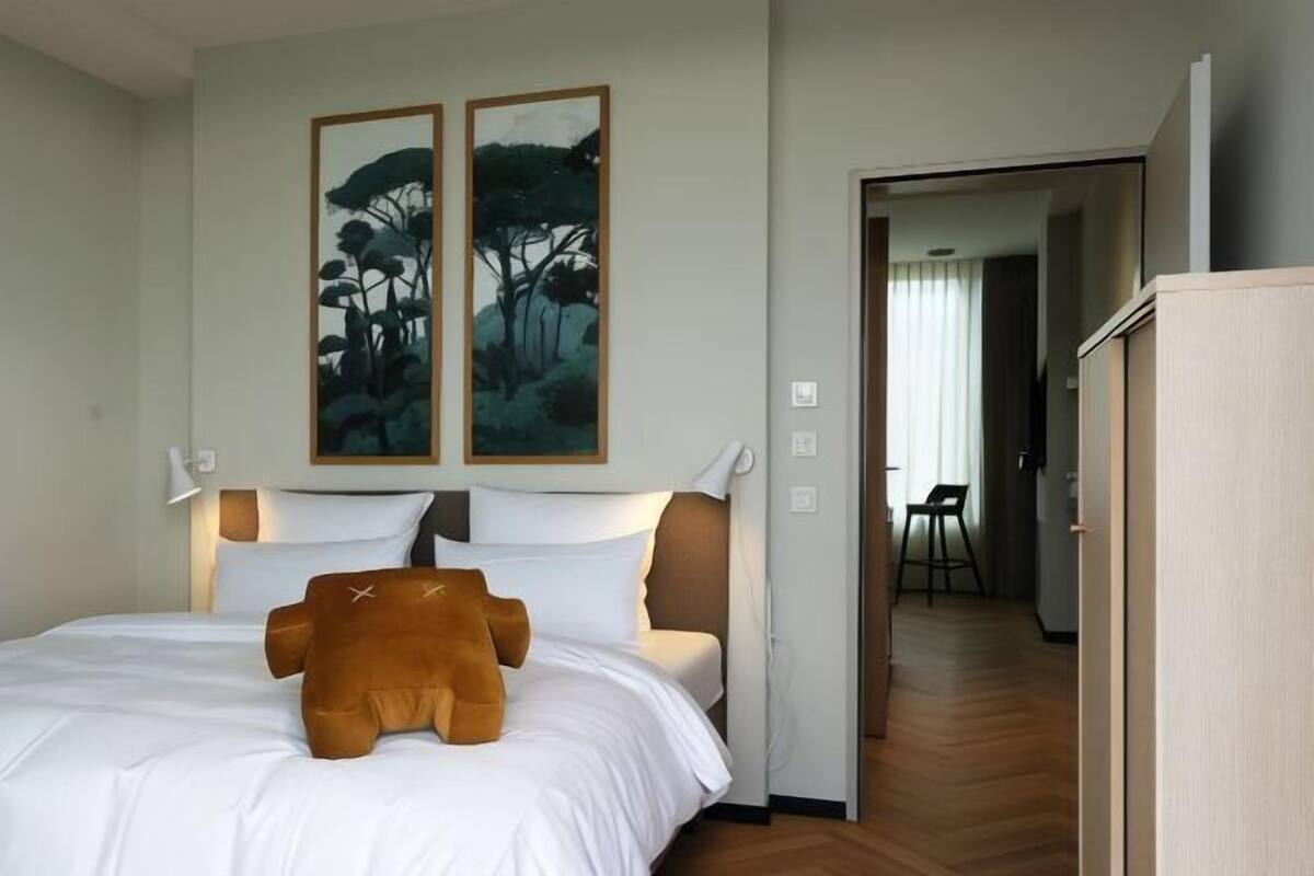 Premium bedding, in-room safe, desk, laptop workspace