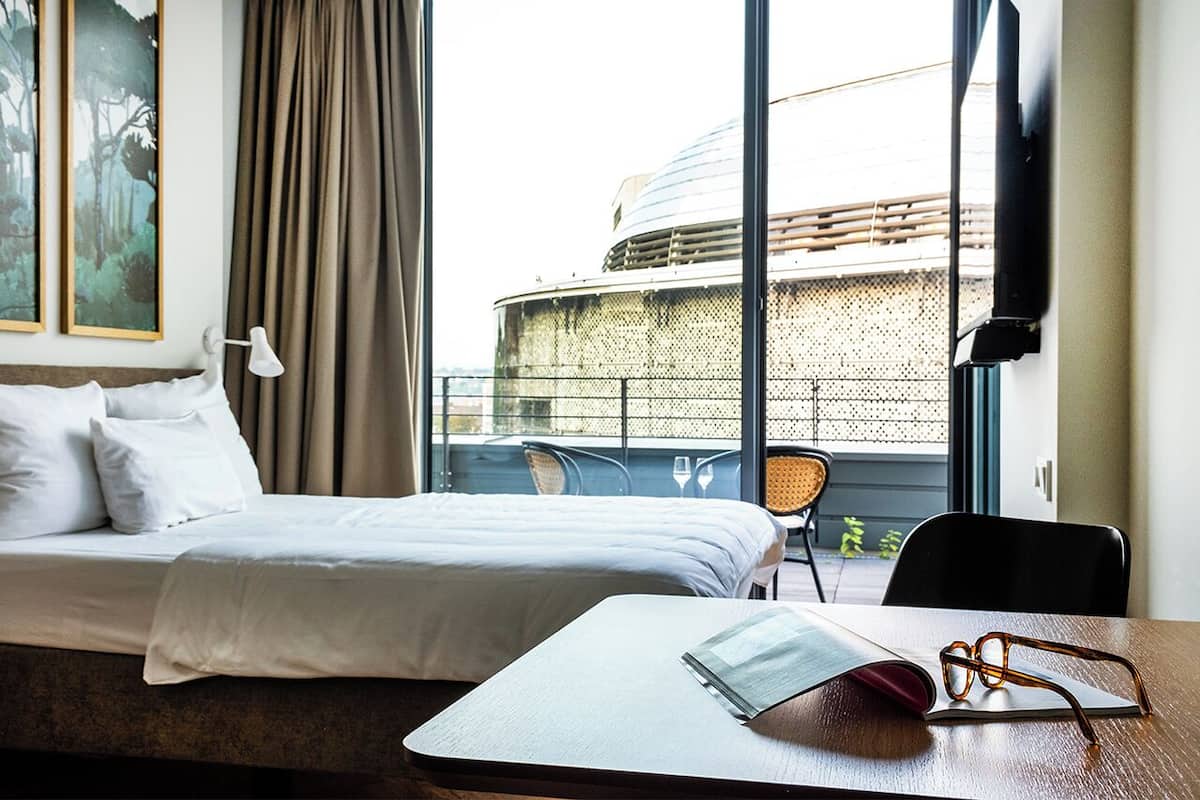 Premium bedding, in-room safe, desk, laptop workspace