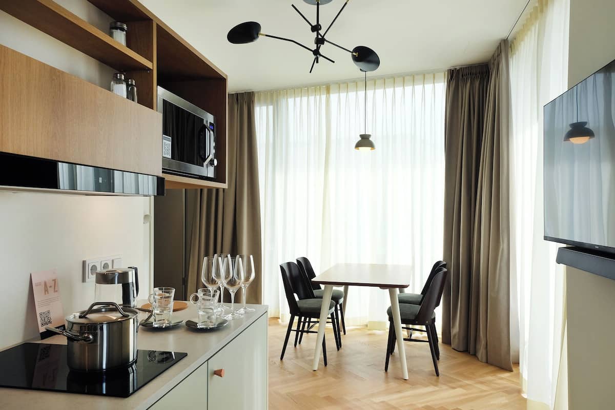 Suite, Patio | Premium bedding, in-room safe, desk, laptop workspace