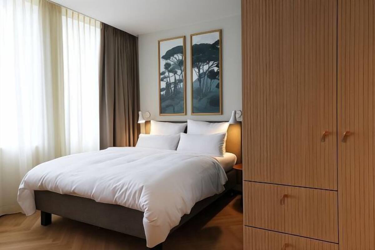 Premium bedding, in-room safe, desk, laptop workspace