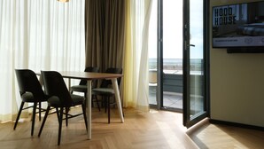 Suite, terrasse | Spiseområde på rommet