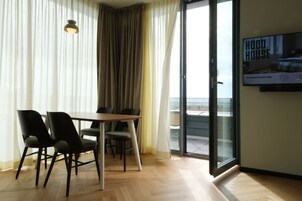 Suite, Terrasse | Essbereich im Zimmer