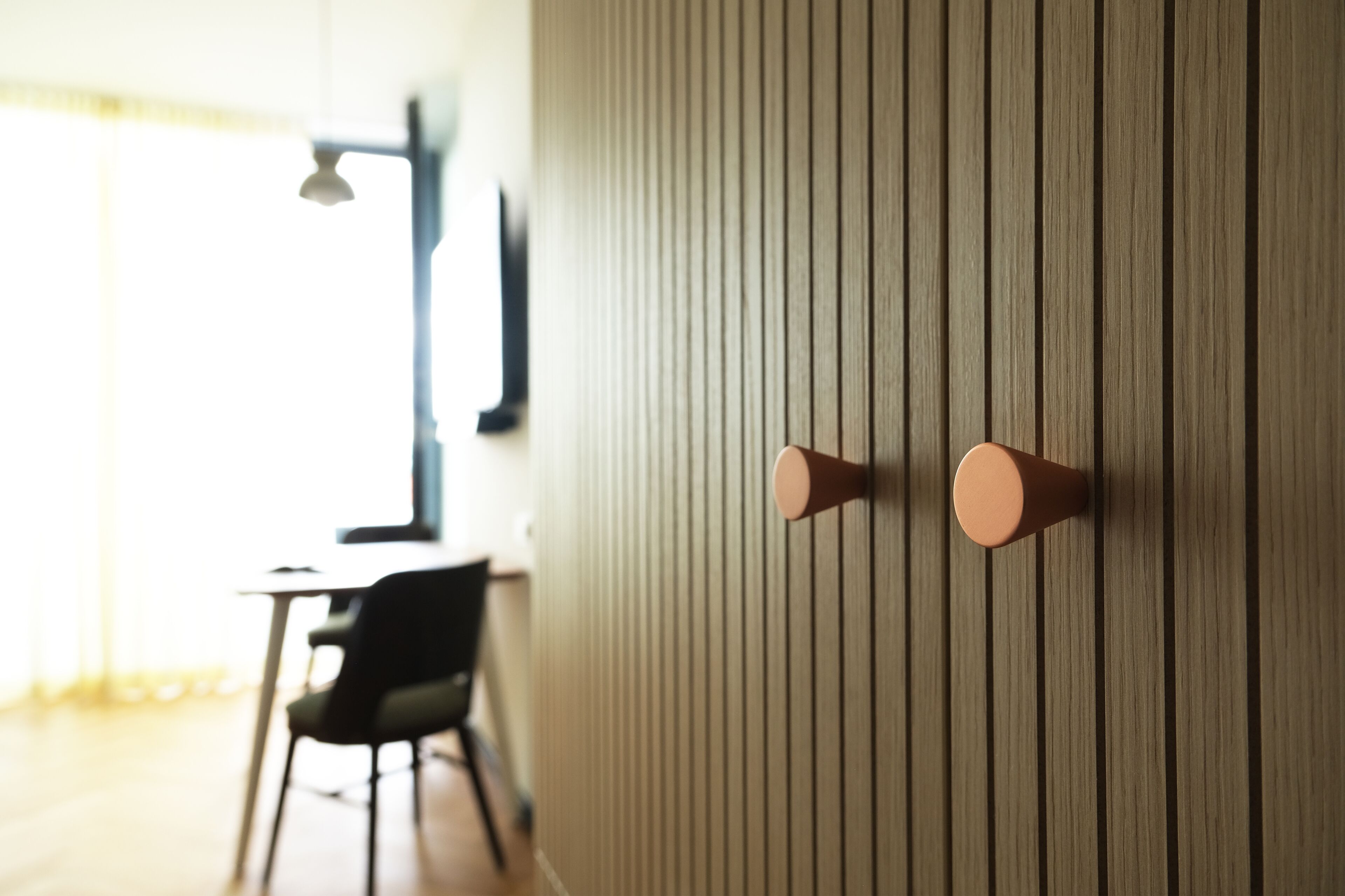 Une pièce avec un mur lambrissé, un bureau et une chaise.