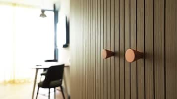 Une pièce avec un mur lambrissé, un bureau et une chaise.